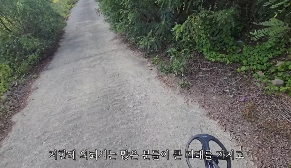 인디아나 웁스 (37).bmp.ren.jpg 스압 ) 금속탐지기로 고인의 유품을찾아준 유튜버