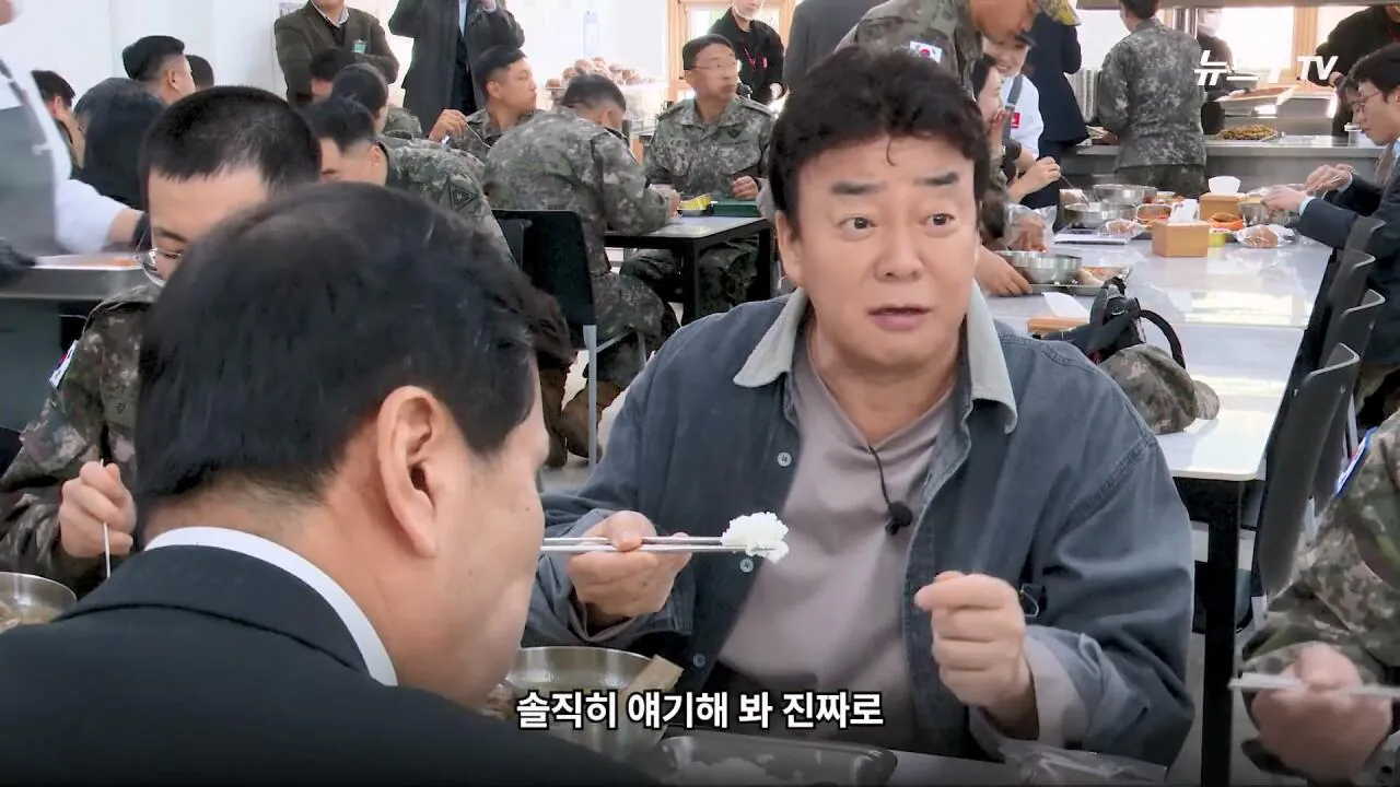軍 생활 재미에 외박도 안 나갔쥬 ...34년 만에 자대 찾아간 백종원 썰.mp4_20261016_113837.091.jpg 장교 근무하며 간부식당에서 음식하다 참모장에게 정강이 걷어차인 썰 얘기하는 백종원
