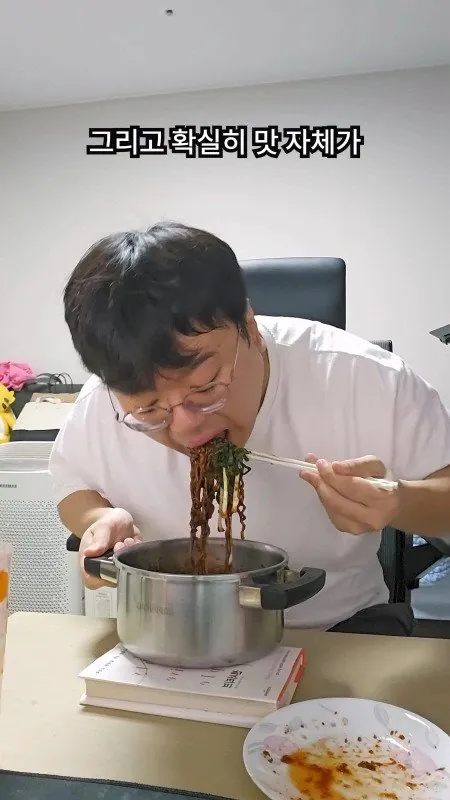 12.jpg 신작 짜장라면 리뷰하는 롤 전프로게이머