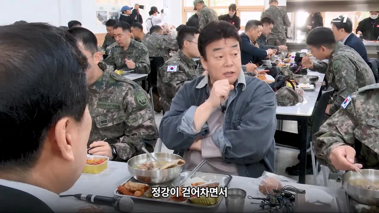 軍 생활 재미에 외박도 안 나갔쥬 ...34년 만에 자대 찾아간 백종원 썰.mp4_20261016_113925.852.jpg 장교 근무하며 간부식당에서 음식하다 참모장에게 정강이 걷어차인 썰 얘기하는 백종원