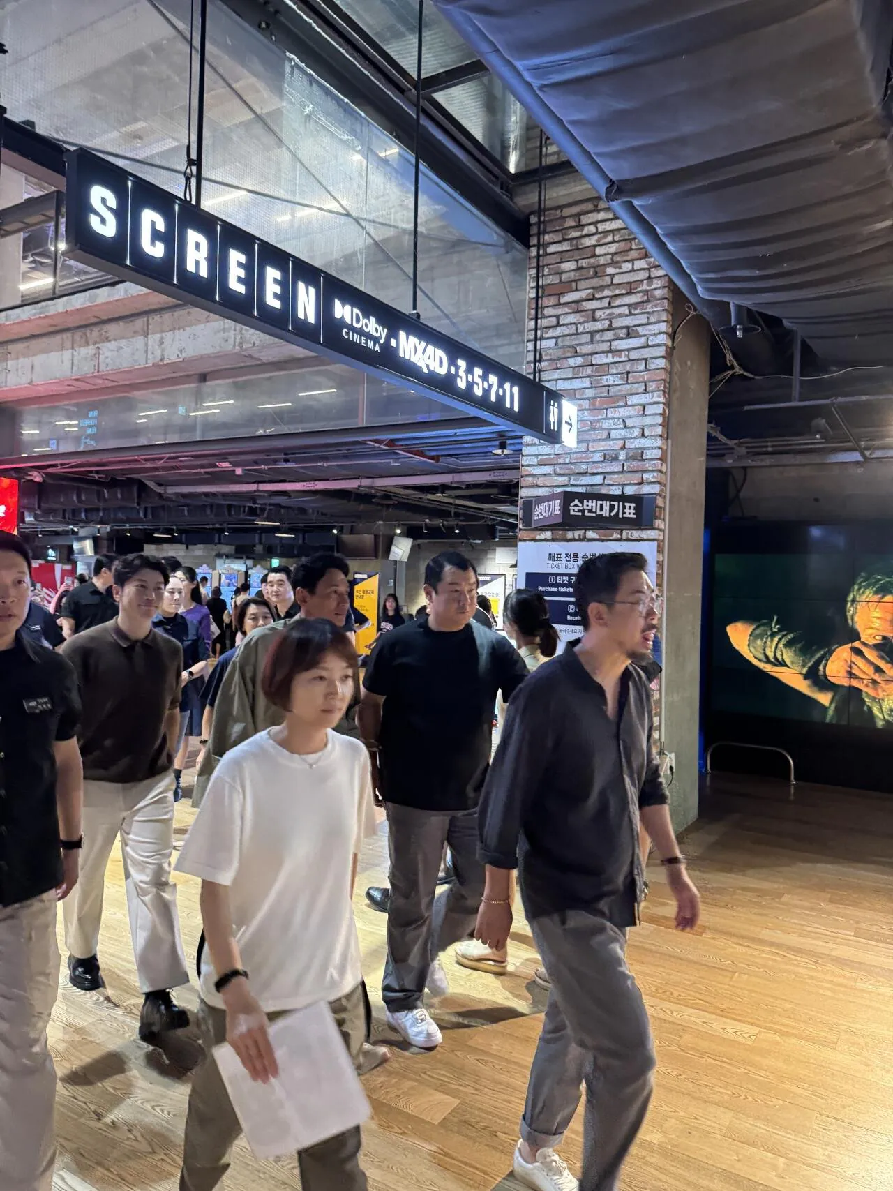 IMG_3201.jpeg 영붕이 지나가다가 갑자기 황정민 봄
