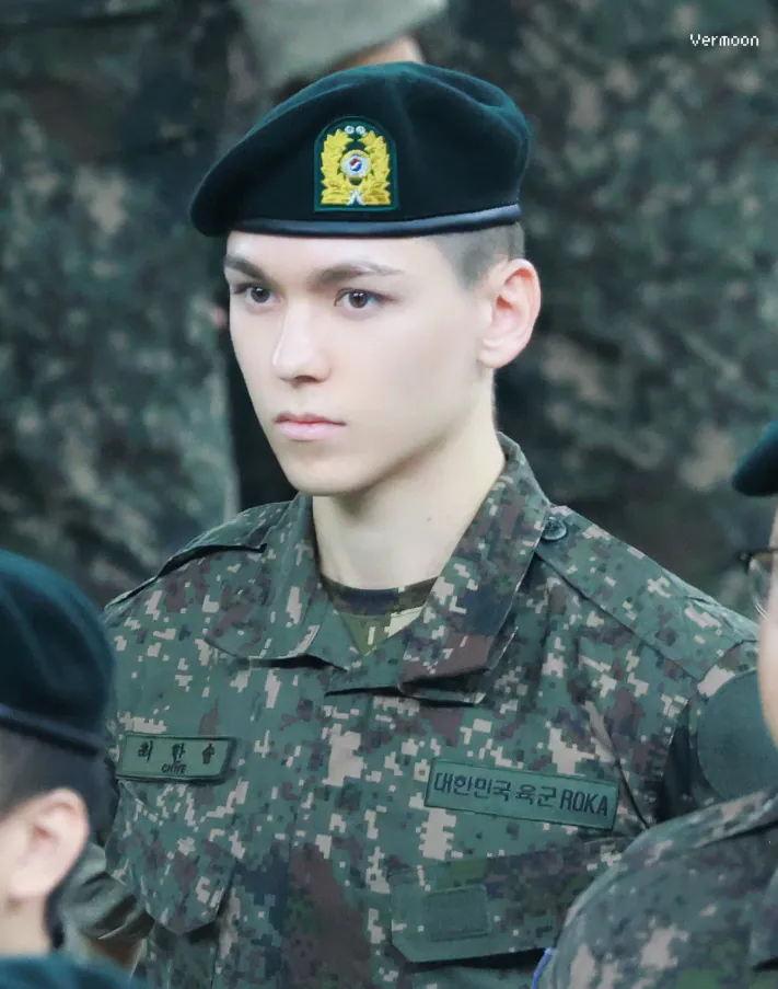 image.png 실시간 육군훈련소 수료식하는 모 연예인.jpg