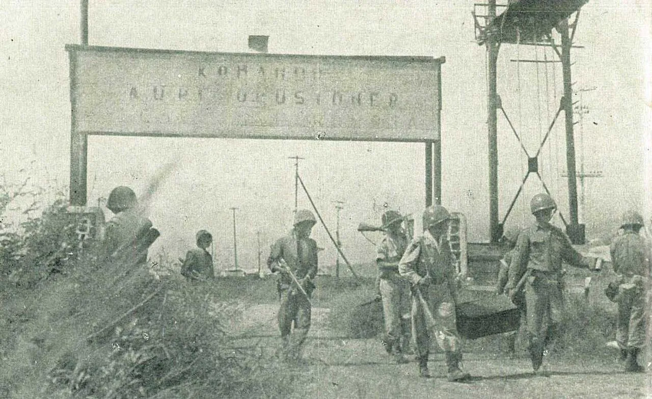 Indonesian_Navy_Commando_Corps_occupying_Langowan_Airfield,_Jalesveva_Jayamahe,_p152.jpg 인도네시아 해군이 1960년대 동남아 최강이었던 이유