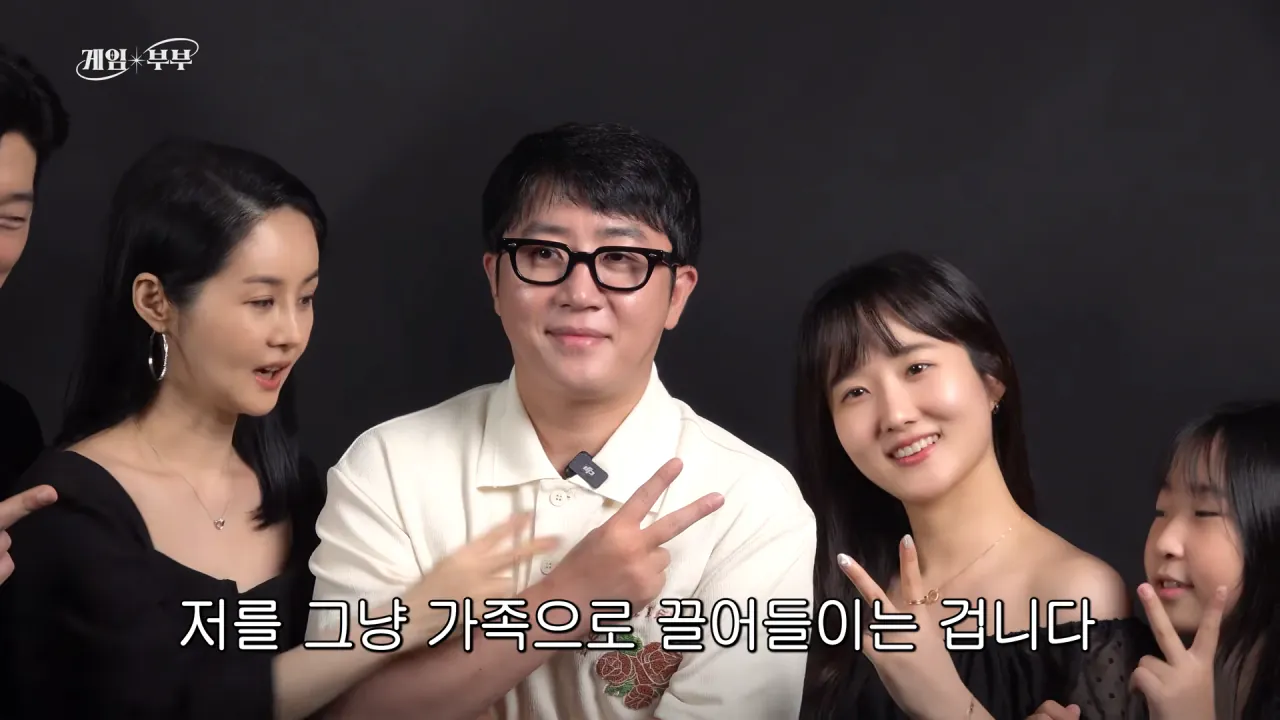 “정상적인 가족 아냐“ 도파민에 미친 부부 (김가연, 임요환, 홍진호, 페이커, 예비사위) 4-9 screenshot.png 임요환 가족과 가족사진 함께 찍게된 홍진호 ㅋㅋㅋㅋㅋㅋ