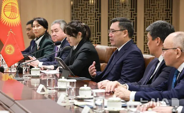 저는 정치적 난관과 고난의 시기(잡음)를 겪었어요
