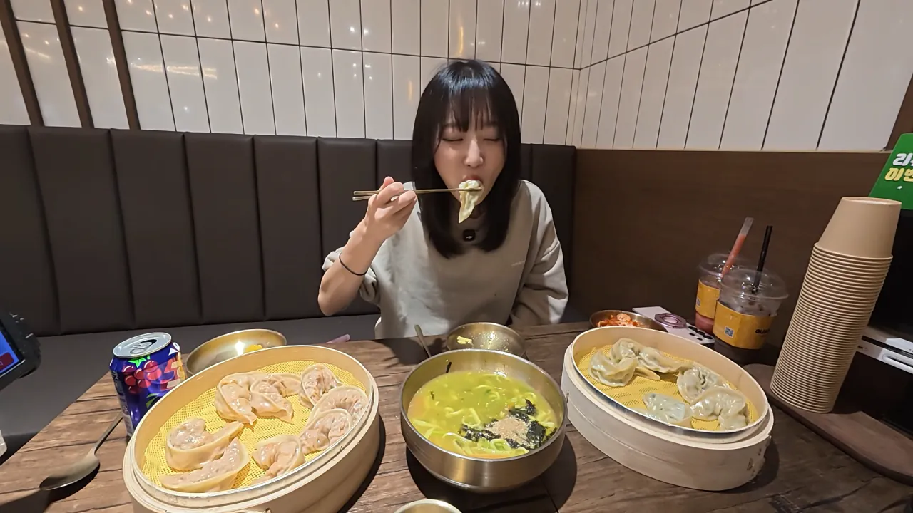 시장에서 한끼에 10000kcal 가능할까.._🤔 육거리시장 떡볶이 칼국수 만두 닭강정 길거리음식 먹방 21-3 screenshot.png 시장에서 1만 칼로리 먹방한 쯔양 근황 ㄷㄷㄷ