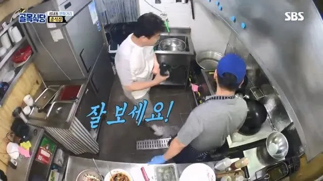 백종원, 무쇠 웍을 다루는 중식의 기본 “불 끄고 두지마라” @백종원의 골목식당 36회 20181017.mp4_20260722_164112.530.jpg 백종원이 말한 무쇠 웍에 몇분간이라도 짬뽕 국물을 두면 안되는 이유가 맞는걸까?