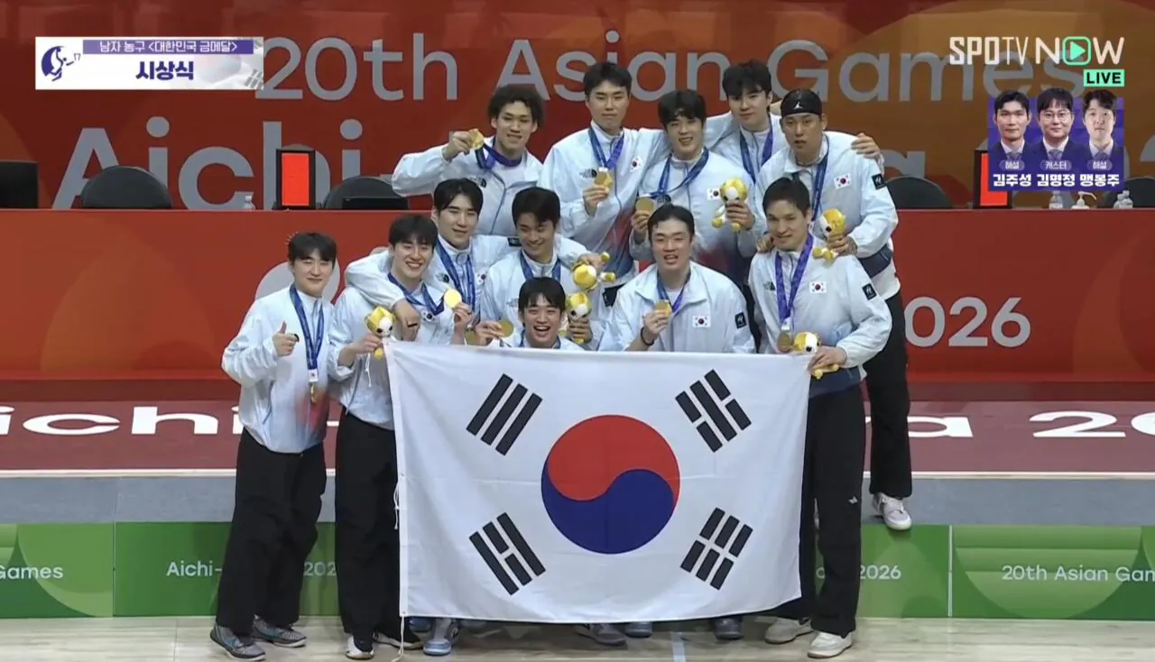 7.jpg 남자농구 시상식에서 가장 높이 올라간 태극기를 바라보는 자랑스런 선수들