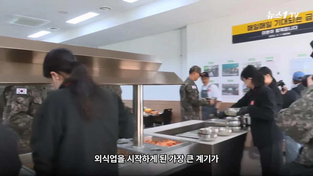 軍 생활 재미에 외박도 안 나갔쥬 ...34년 만에 자대 찾아간 백종원 썰.mp4_20261016_113658.131.jpg 장교 근무하며 간부식당에서 음식하다 참모장에게 정강이 걷어차인 썰 얘기하는 백종원