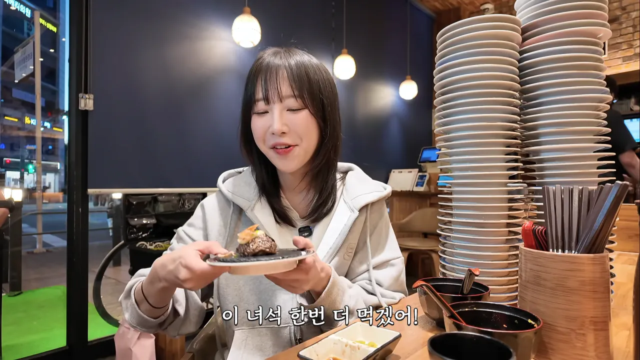 1900원 회전초밥 몇접시 먹었을까_🤔 메뉴만 100가지_! 엄청난 인기의 청주 3단 회전초밥 14-57 screenshot (1).png 청주에서 회전초밥 100접시 넘게 먹방한 쯔양 근황 ㄷㄷㄷ