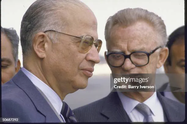Israeli Ambassador Moshe Sasson (R) talking with Egyptian Foreign Minister Ahmed Esmat Abdel Meguid (L).jpg 이집트 대통령 사다트와 오마 샤리프 : 죽음을 초월할 수 있는 거룩한 용기