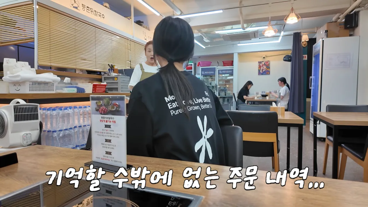 육수추가만 15번 하는 배달 단골집 찾아갔더니 사장님이..😂 등촌 샤브칼국수 먹방 1-54 screenshot.png 자주 시켜먹는 배달 단골집에 처음으로 직접 찾아간 쯔양 ㅋㅋㅋ