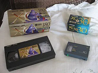 JVC-VHS_Cassette001.JPG 역사가 조작될까봐 84만 시간 녹화한 여자