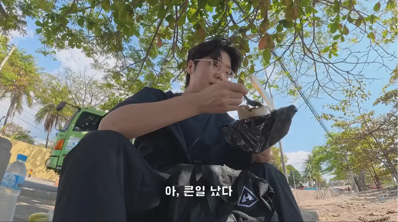 1000080159.webp 동티모르 길거리에서 밥 먹다가 애들한테 둘러싸인 남자 ㄷㄷㄷㄷ