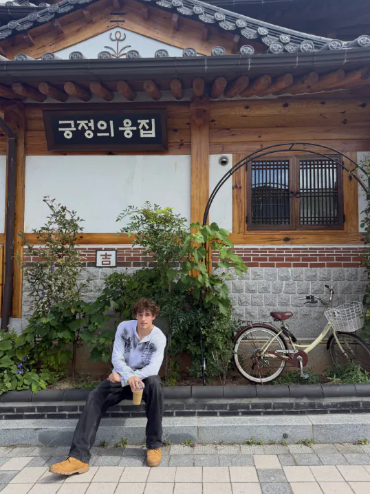 스크린샷 2026-10-10 140415.png 조선의 사이버펑크를 즐기고 간 미국 모델.jpg