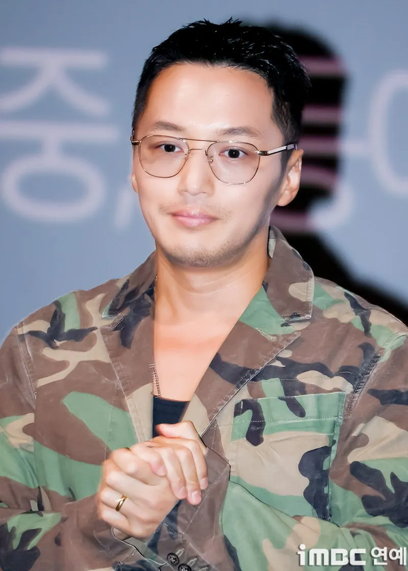 1000013218.jpg 오늘자 변요한 밀리터리 패션.jpg