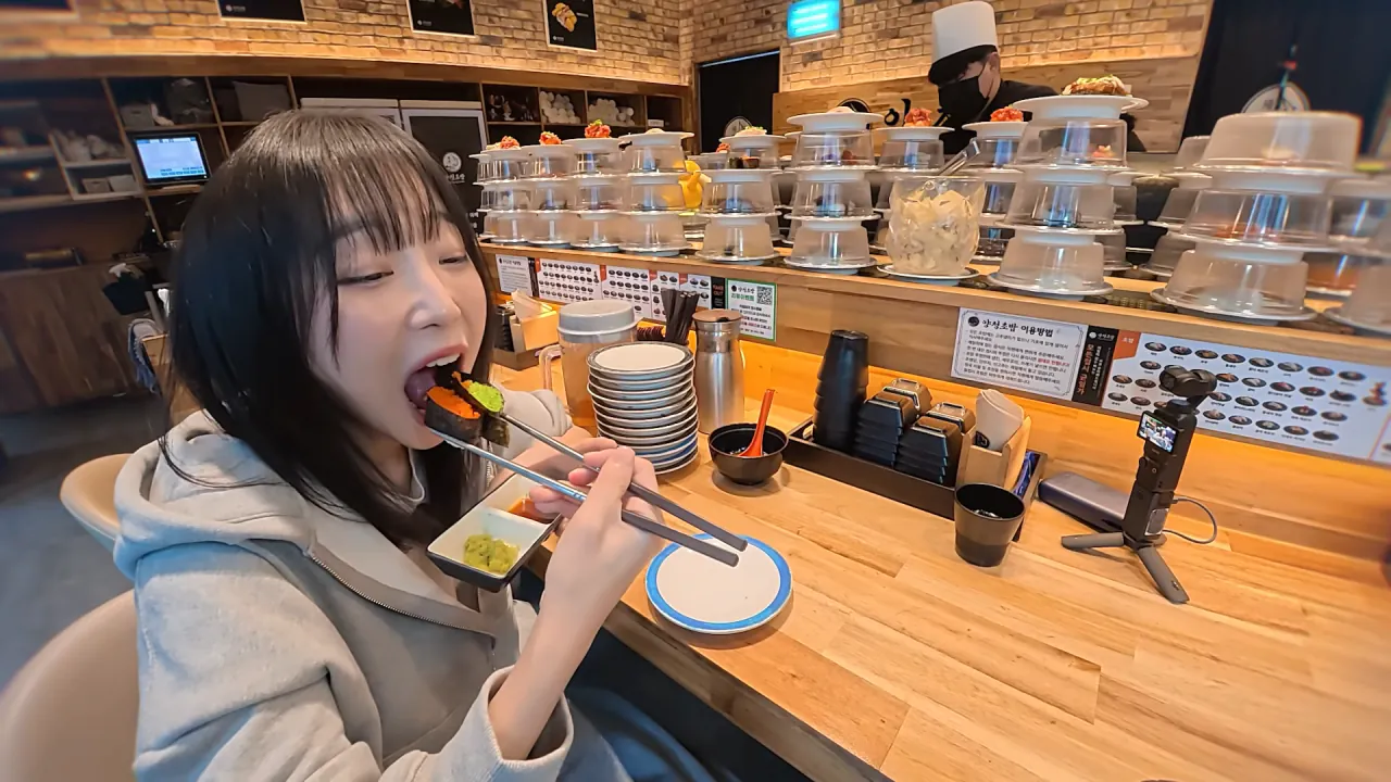 1900원 회전초밥 몇접시 먹었을까_🤔 메뉴만 100가지_! 엄청난 인기의 청주 3단 회전초밥 6-20 screenshot (1).png 청주에서 회전초밥 100접시 넘게 먹방한 쯔양 근황 ㄷㄷㄷ
