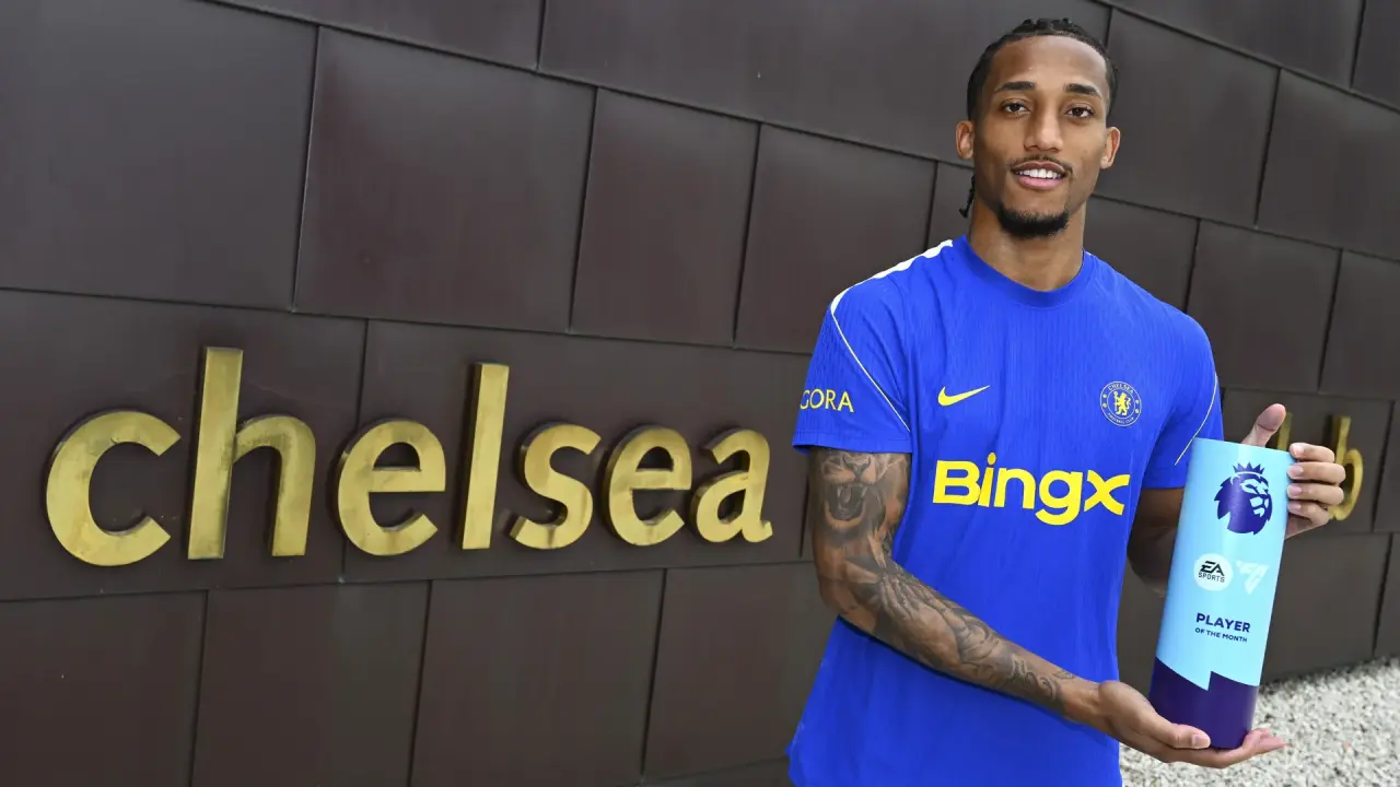 Joao-Pedro-with-his-EA-SPORTS-Player-of-the-Month-award.webp [공홈] 프리미어리그 8월 이달의 선수