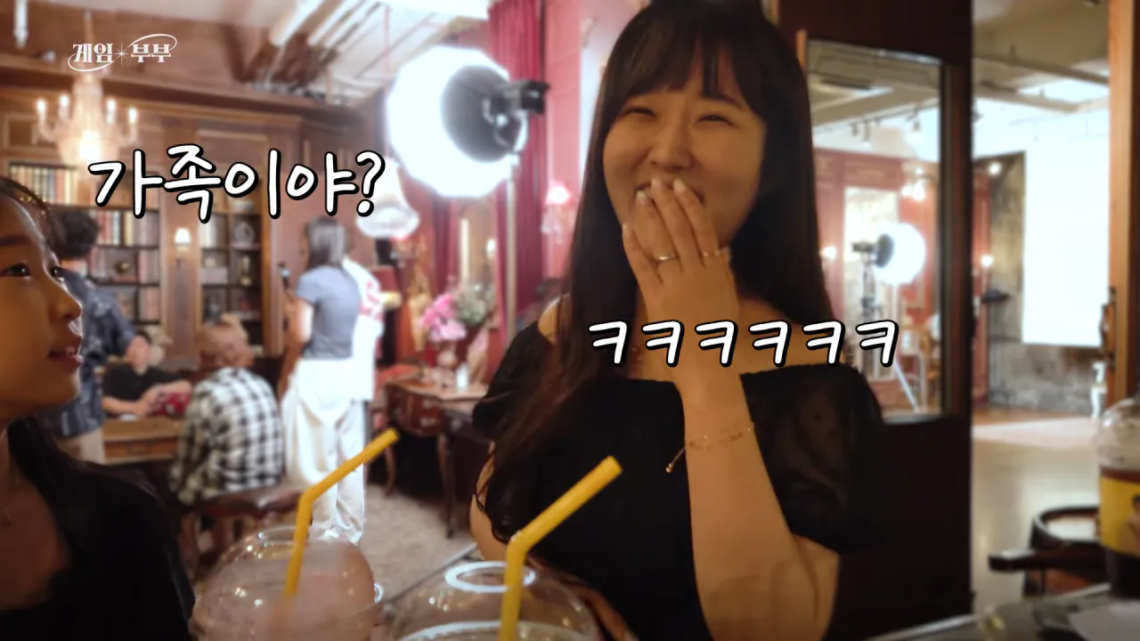 “정상적인 가족 아냐“ 도파민에 미친 부부 (김가연, 임요환, 홍진호, 페이커, 예비사위) 4-21 screenshot.png 임요환 가족과 가족사진 함께 찍게된 홍진호 ㅋㅋㅋㅋㅋㅋ