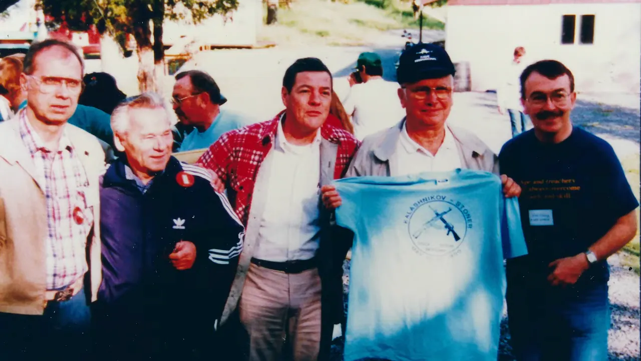 The Meeting of Titans in America_ Kalashnikov, Stoner, and Two Firearms that Changed the World 9-57 screenshot.png 1990년 미국에서 이루어진 업계 전설들의 만남