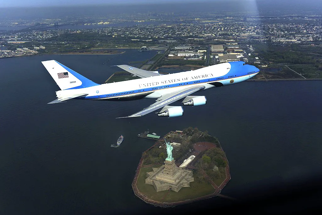 Air_Force_One_photo_op_incident-_altered_by_DoD.jpg 홍보사진 찍으려다 뉴욕 시민들 PTSD 일으킨 에어포스 원