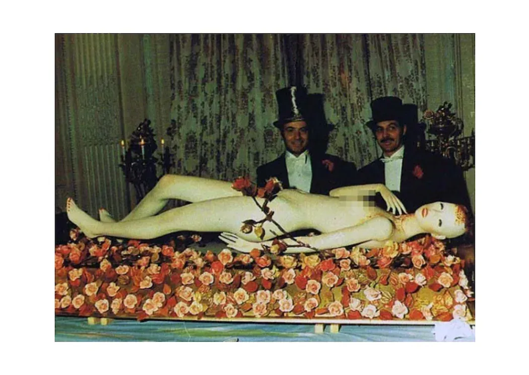 1972๋
๋ก์ค์ฐจ์ผ๋ ๊ฐ๋ฌธ ํํฐ - ๊ดด๋ด๋ฏธ์คํฐ๋ฆฌ ์ฑ๋ 021.webp 1972๋
๋ก์ค์ฐจ์ผ๋ ๊ฐ๋ฌธ์์ ์ด๋ฆฐ ์ด๋ ๊ธฐ๋ฌํ ํํฐ