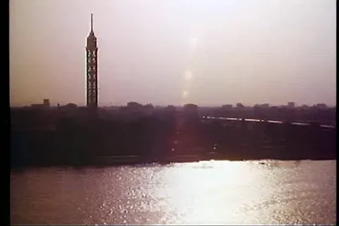 cairo-egypt-1977-cairo-tower-footage-010737779_iconl.webp 이집트 대통령 사다트와 오마 샤리프 : 죽음을 초월할 수 있는 거룩한 용기