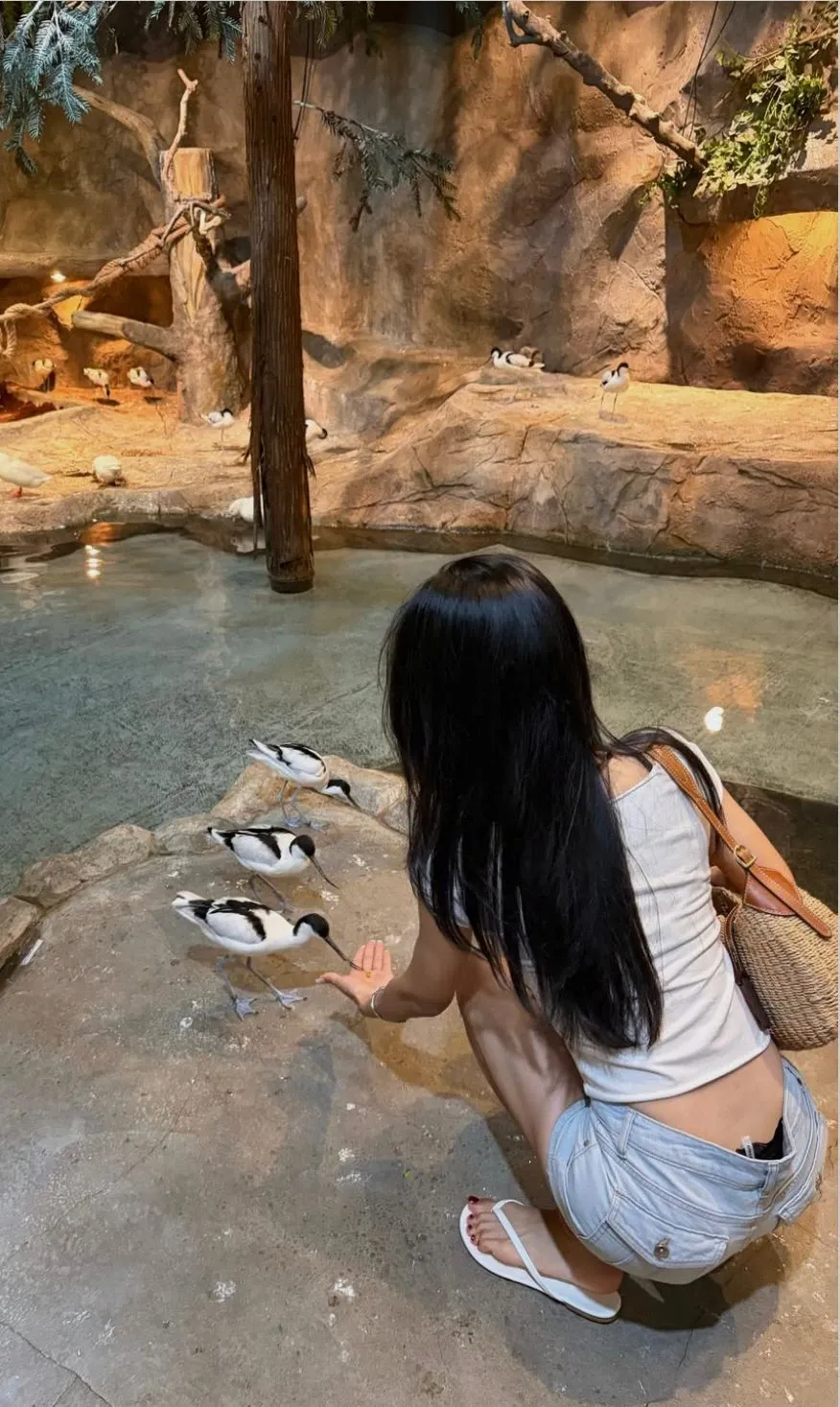 56e37b67-6454-4a0a-b2f6-85a2da7aa493_AISelect_20260713_19.webp ㅇㅎ) 눈을 어디에 둬야 할지 난감한 상황.jpg