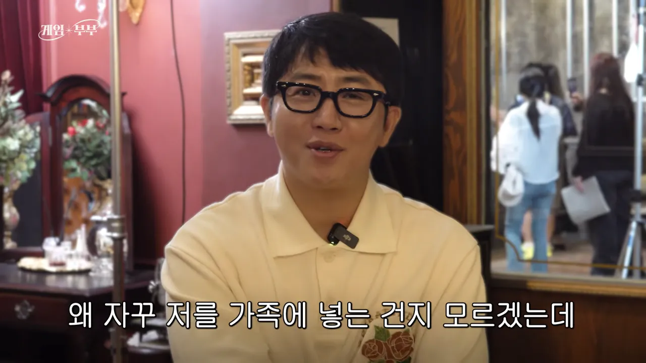 “정상적인 가족 아냐“ 도파민에 미친 부부 (김가연, 임요환, 홍진호, 페이커, 예비사위) 3-57 screenshot.png 임요환 가족과 가족사진 함께 찍게된 홍진호 ㅋㅋㅋㅋㅋㅋ