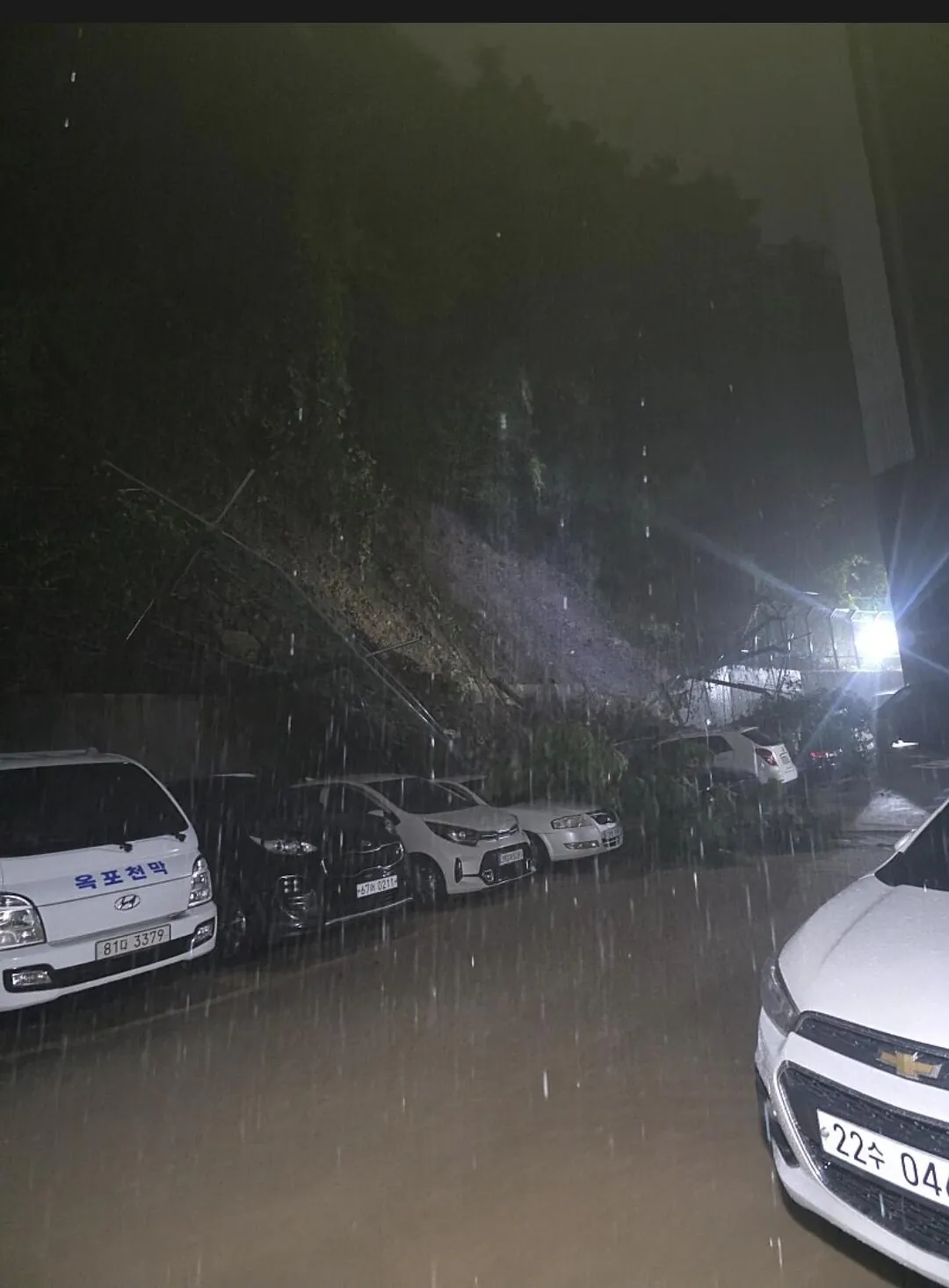 3590.jpg 거제 옥포소방서 뒷산 산사태 붕괴