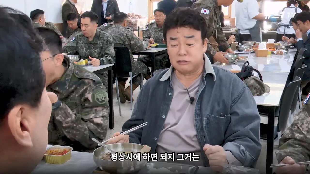 軍 생활 재미에 외박도 안 나갔쥬 ...34년 만에 자대 찾아간 백종원 썰.mp4_20261016_113850.931.jpg 장교 근무하며 간부식당에서 음식하다 참모장에게 정강이 걷어차인 썰 얘기하는 백종원