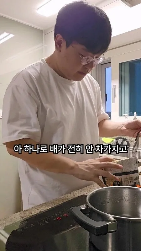 6.jpg 신작 짜장라면 리뷰하는 롤 전프로게이머
