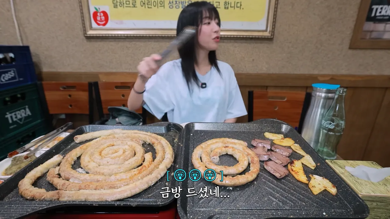 저랑 똑같이 먹는다는 옆손님.._!😨 곱창 총 17미터 대결했습니다🔥 충주 소곱창 먹방 14-18 screenshot.png 곱창 10인분 먹방하다가 먹방 후배(?) 만난 쯔양 근황 ㄷㄷㄷ