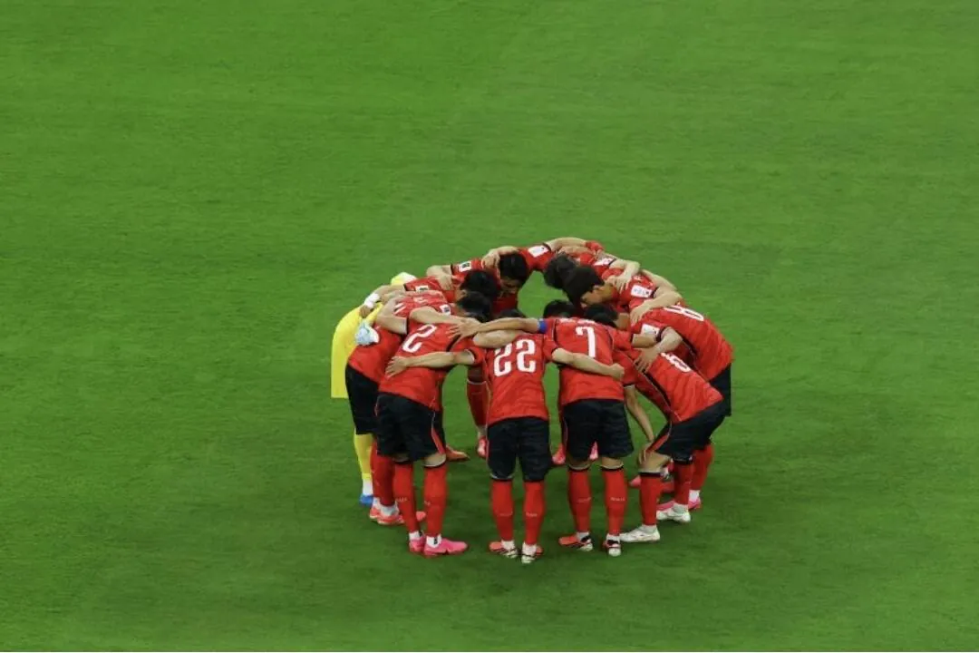 [L' EQUIPE] 한국 축구 연맹은 2011년에 심판을 보기 위해 한국에 온 외국인 심판들에게 "성적인 서비스"를 제공한 것으로 알려졌습니다.