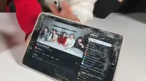 1000110716.png 리센느 공용태블릿 액정 상태.jpg