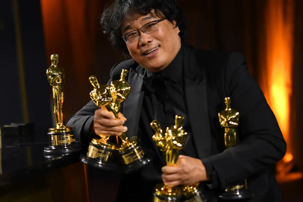 GettyImages-1199768797.webp <๊ธฐ์์ถฉ>์ด ์ค์ค์นด ์์ ๋น์ ๊ฒฝ์ํ๋ ์ํ๋ค