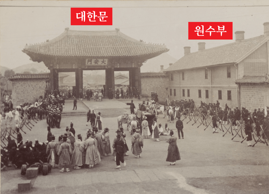 image.png 서울시청 광장에 깔린 미스터리(?)한 나무 바닥의 정체