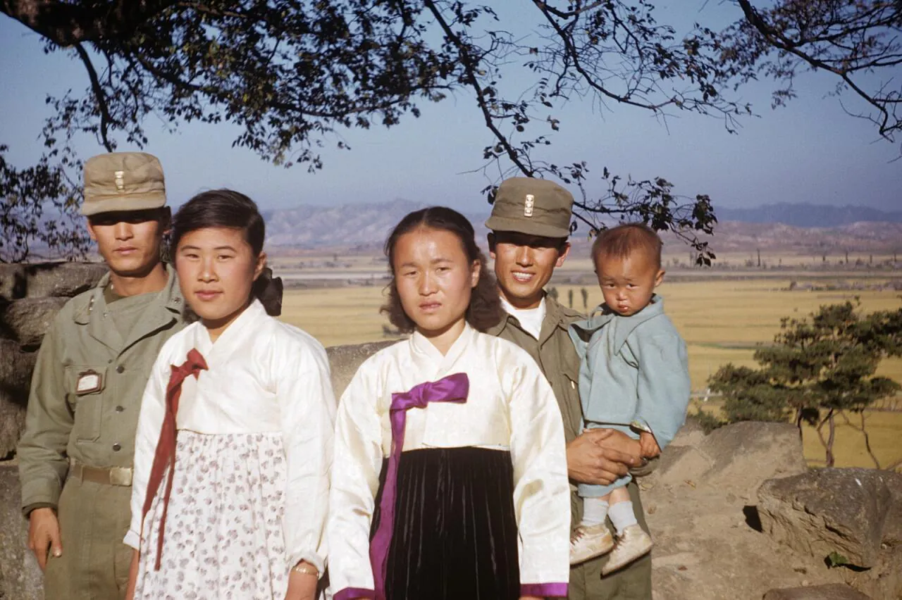e_rok-officers-and-families1952_15431162124_o.jpg 희귀사진(KOREA, 1952)