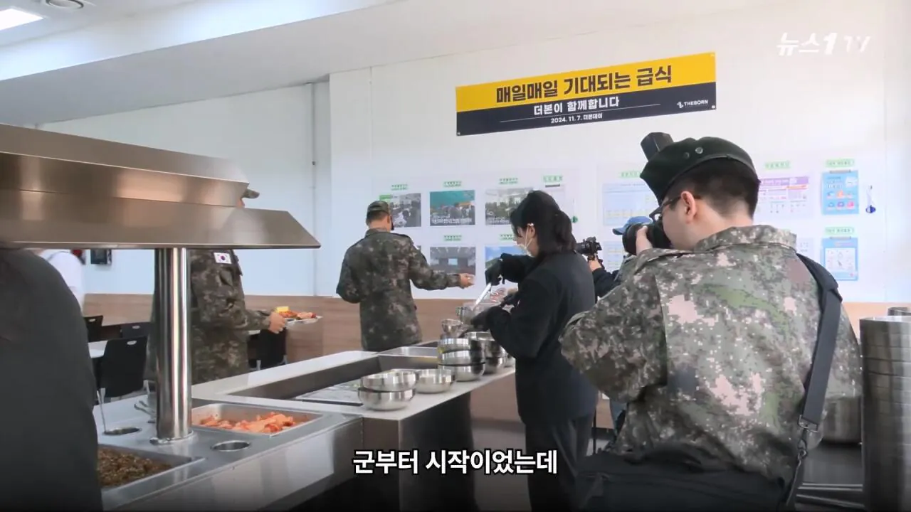 軍 생활 재미에 외박도 안 나갔쥬 ...34년 만에 자대 찾아간 백종원 썰.mp4_20261016_113700.322.jpg 장교 근무하며 간부식당에서 음식하다 참모장에게 정강이 걷어차인 썰 얘기하는 백종원