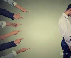 손가락질.jpg 그래 맨들맨들 달걀머리 새끼야 너 잘났다