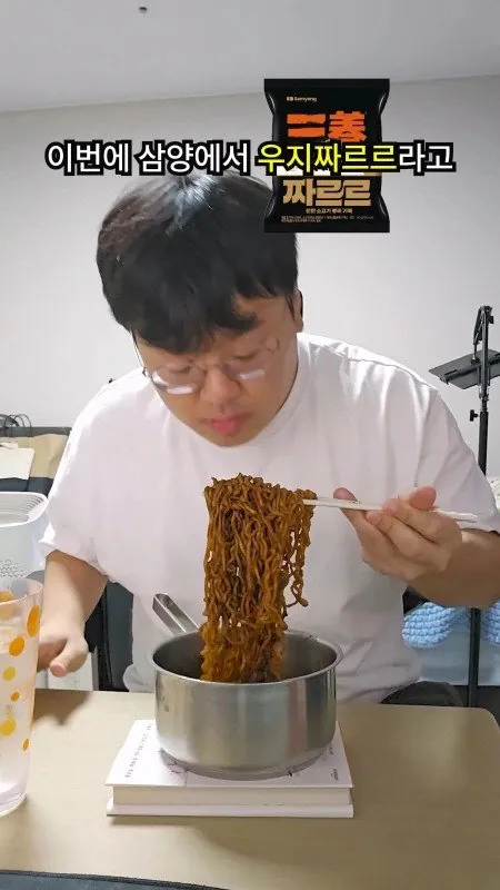 1.jpg 신작 짜장라면 리뷰하는 롤 전프로게이머