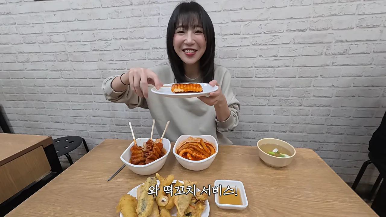 시장에서 한끼에 10000kcal 가능할까.._🤔 육거리시장 떡볶이 칼국수 만두 닭강정 길거리음식 먹방 4-6 screenshot.png 시장에서 1만 칼로리 먹방한 쯔양 근황 ㄷㄷㄷ