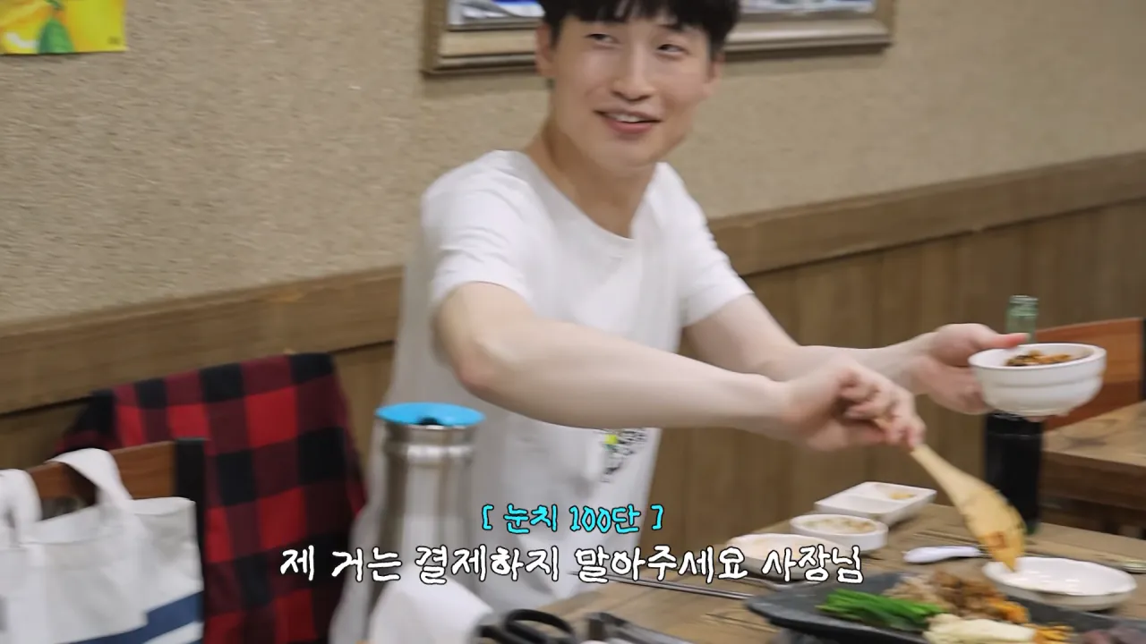 저랑 똑같이 먹는다는 옆손님.._!😨 곱창 총 17미터 대결했습니다🔥 충주 소곱창 먹방 23-7 screenshot.png 곱창 10인분 먹방하다가 먹방 후배(?) 만난 쯔양 근황 ㄷㄷㄷ