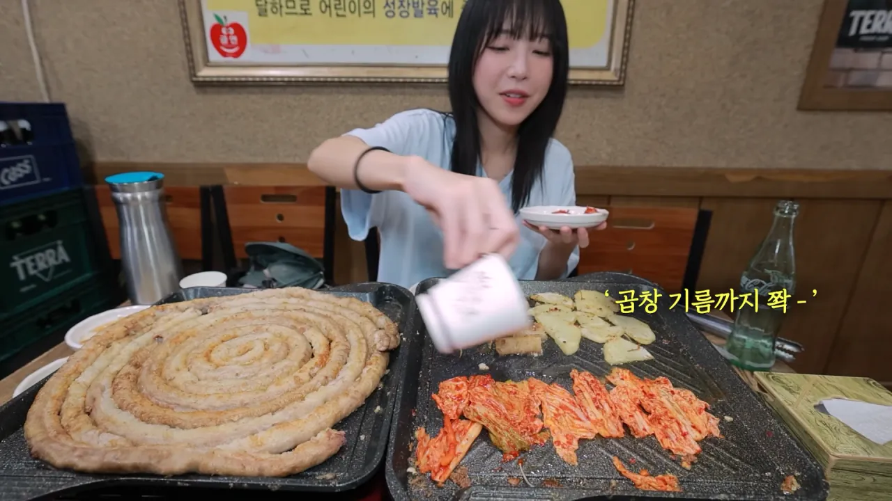 저랑 똑같이 먹는다는 옆손님.._!😨 곱창 총 17미터 대결했습니다🔥 충주 소곱창 먹방 12-1 screenshot.png 곱창 10인분 먹방하다가 먹방 후배(?) 만난 쯔양 근황 ㄷㄷㄷ