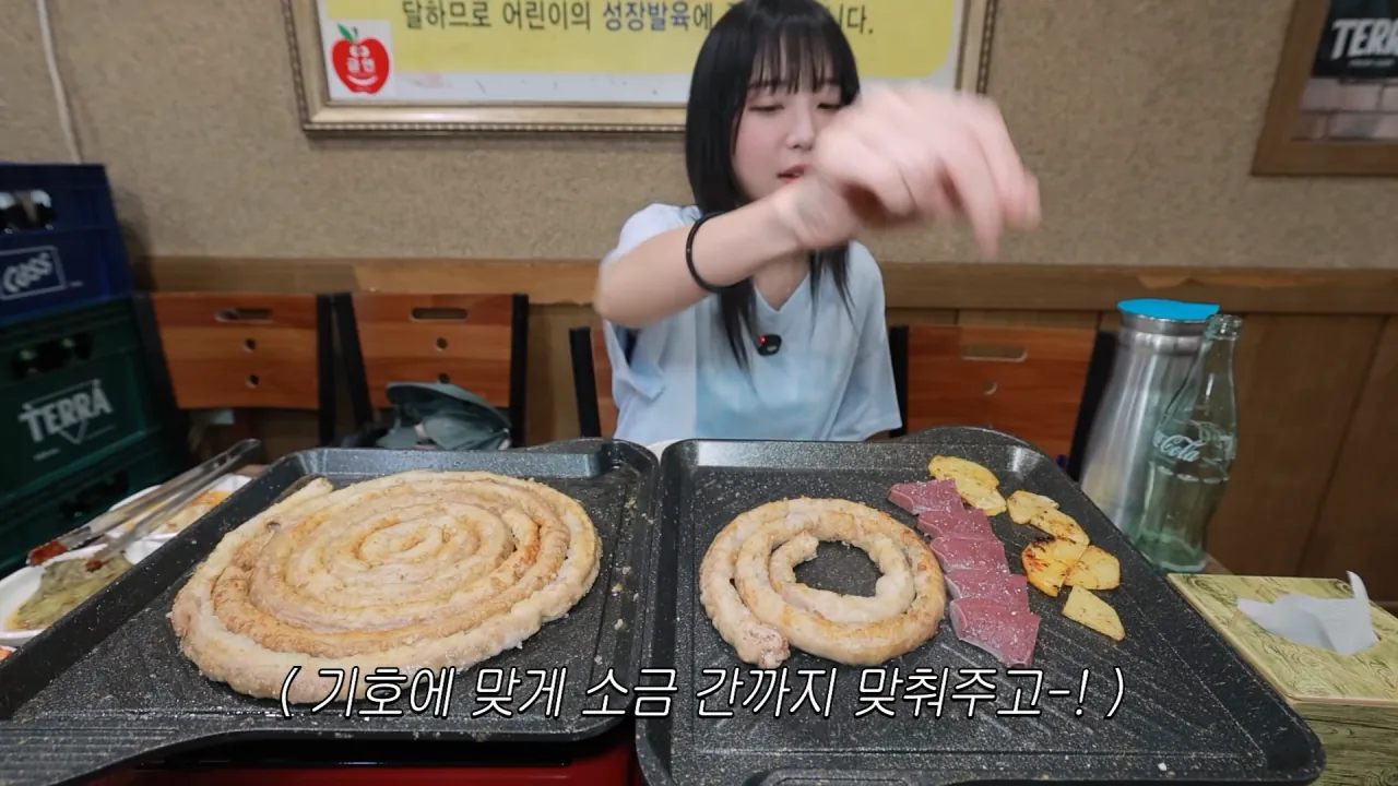 저랑 똑같이 먹는다는 옆손님.._!😨 곱창 총 17미터 대결했습니다🔥 충주 소곱창 먹방 14-8 screenshot.png 곱창 10인분 먹방하다가 먹방 후배(?) 만난 쯔양 근황 ㄷㄷㄷ