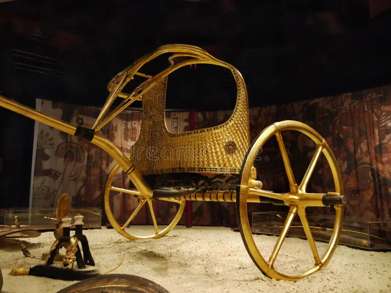 tutankhamen-his-tomb-treasures-sumptuously-decorated-gilded-chariot-king-s-state-coach-international-exhibition-32097951.webp 투탕카멘 무덤이 초라하다는 이유
