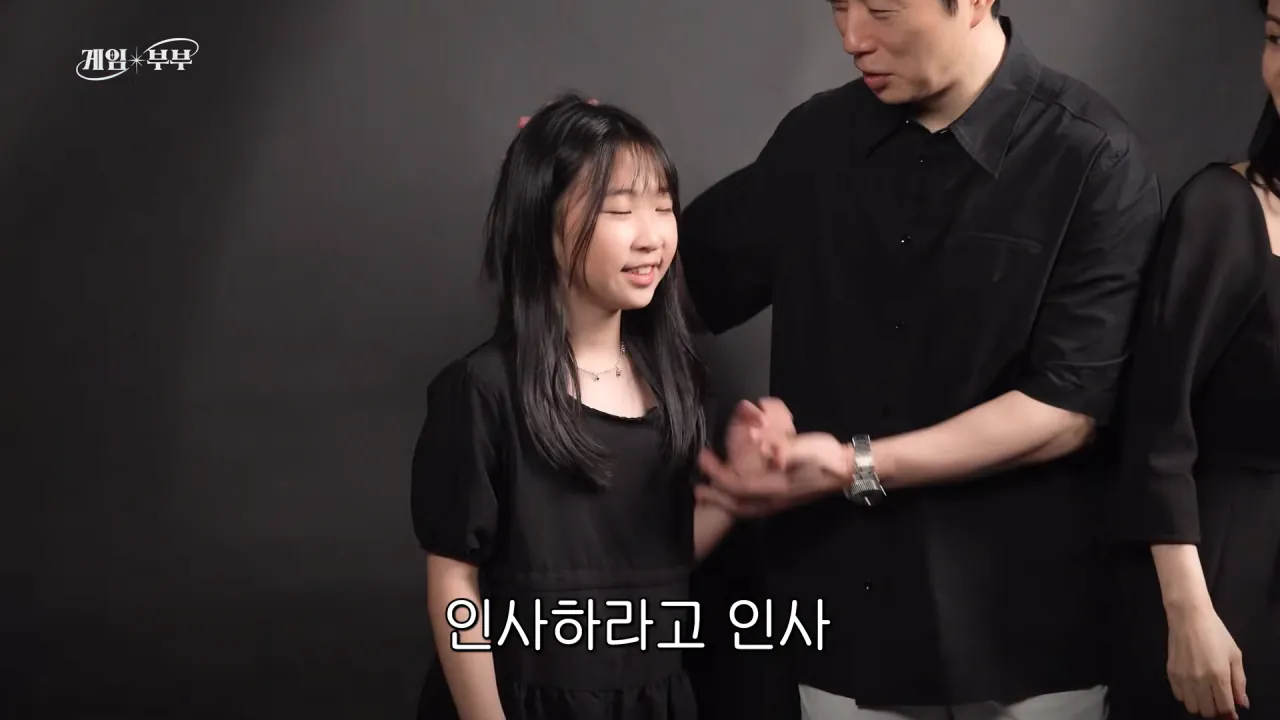 “정상적인 가족 아냐“ 도파민에 미친 부부 (김가연, 임요환, 홍진호, 페이커, 예비사위) 3-25 screenshot.png 임요환 가족과 가족사진 함께 찍게된 홍진호 ㅋㅋㅋㅋㅋㅋ