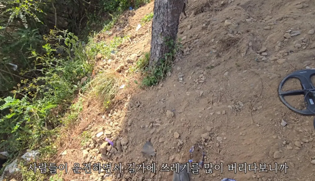 인디아나 웁스 (55).bmp.ren.jpg 스압 ) 금속탐지기로 고인의 유품을찾아준 유튜버