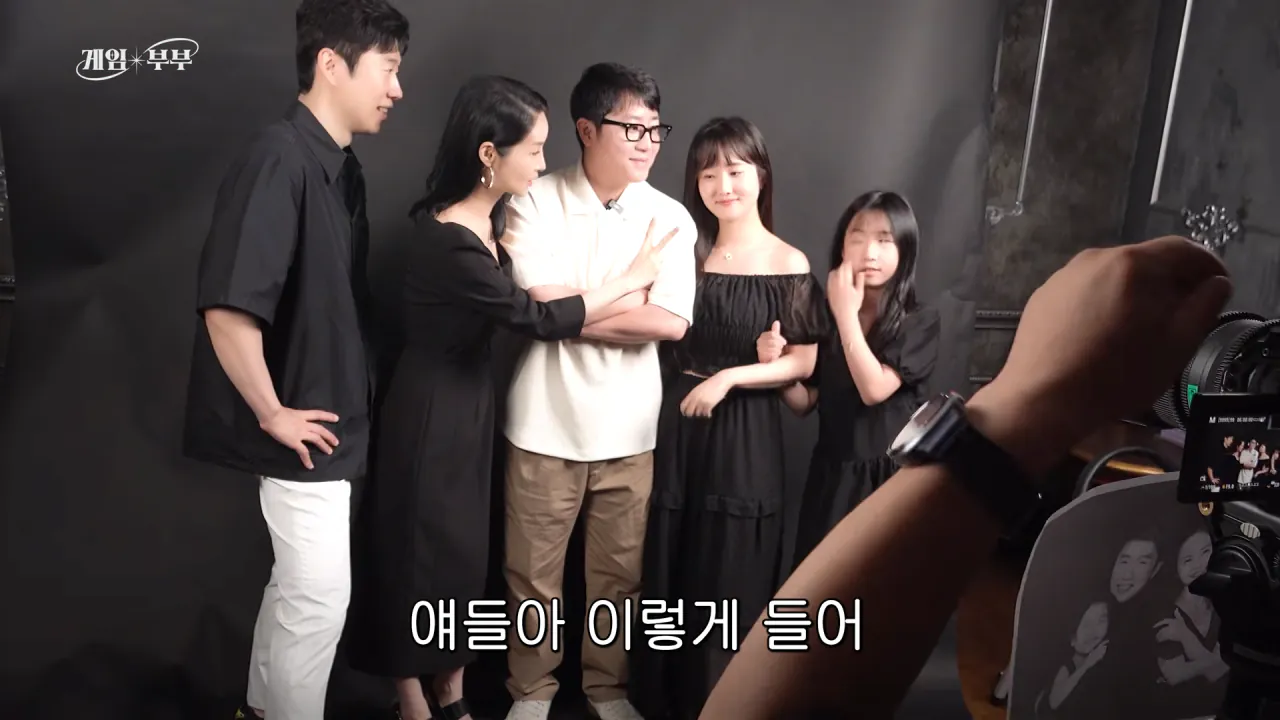 “정상적인 가족 아냐“ 도파민에 미친 부부 (김가연, 임요환, 홍진호, 페이커, 예비사위) 4-6 screenshot.png 임요환 가족과 가족사진 함께 찍게된 홍진호 ㅋㅋㅋㅋㅋㅋ