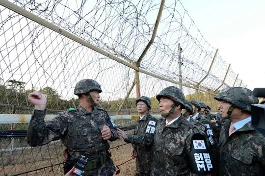 20121030_998_35a.jpg 역대 국방부장관 GOP 방문 시 옷차림 ㄷㄷㄷ